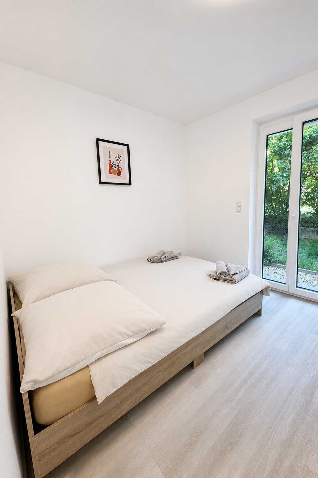 2 Double Beds + 1 Sofa Bed – image 12