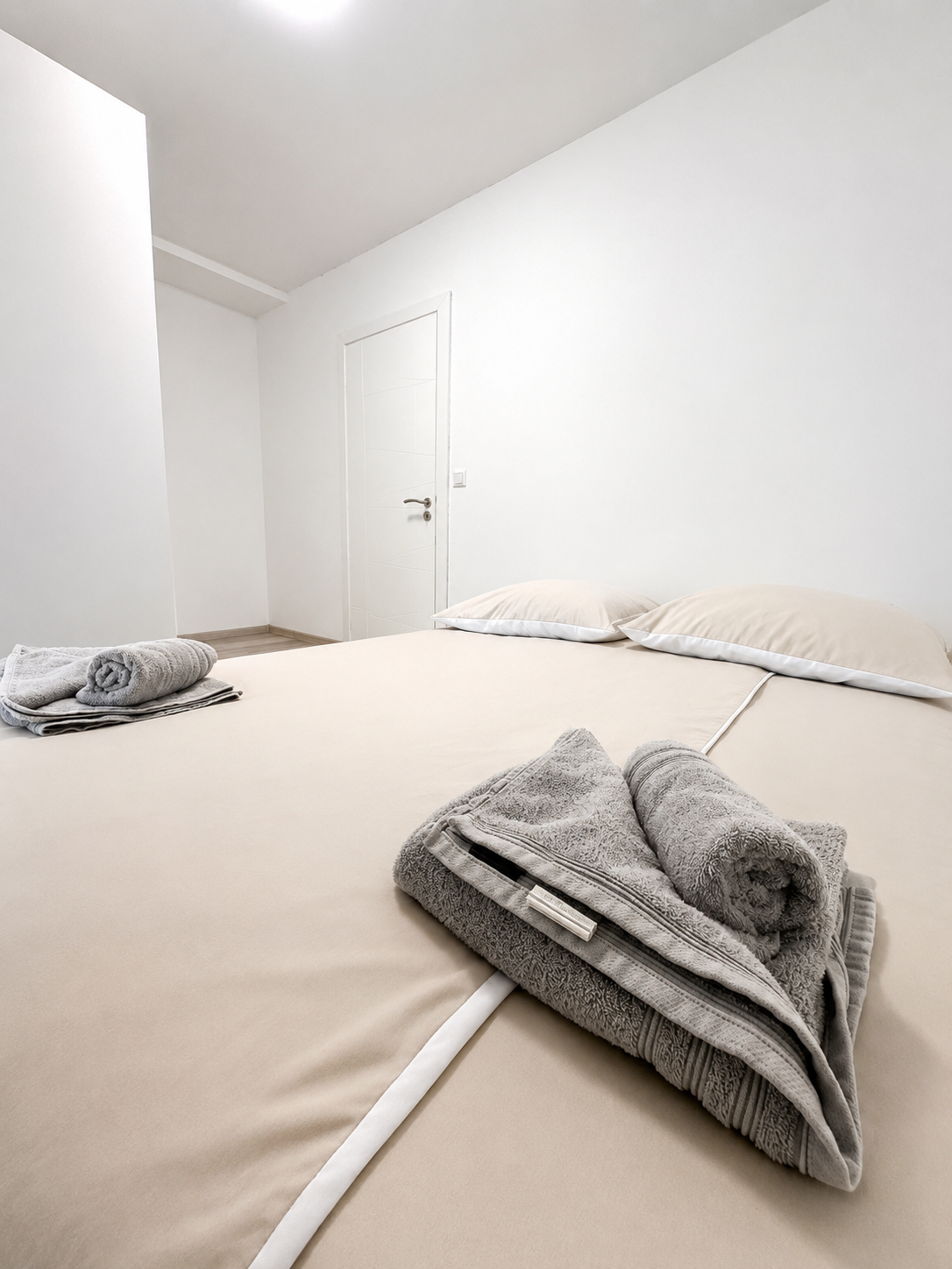 2 Double Beds + 1 Sofa Bed – image 2