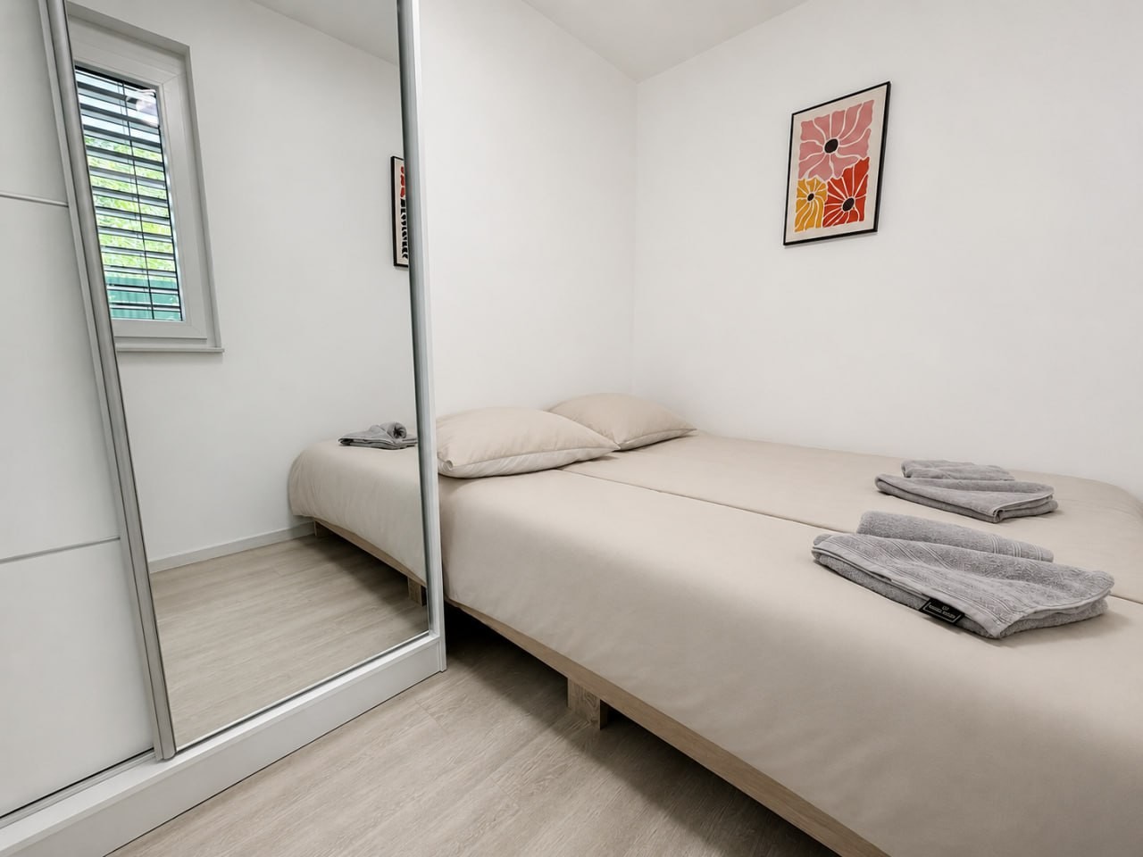 1 Double Bed + 1 Sofa Bed – image 8