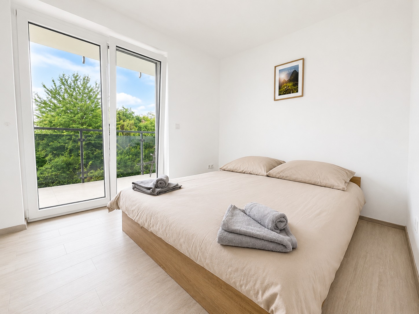 2 Double Beds + 1 Sofa Bed + 1 Single Bed – image 17