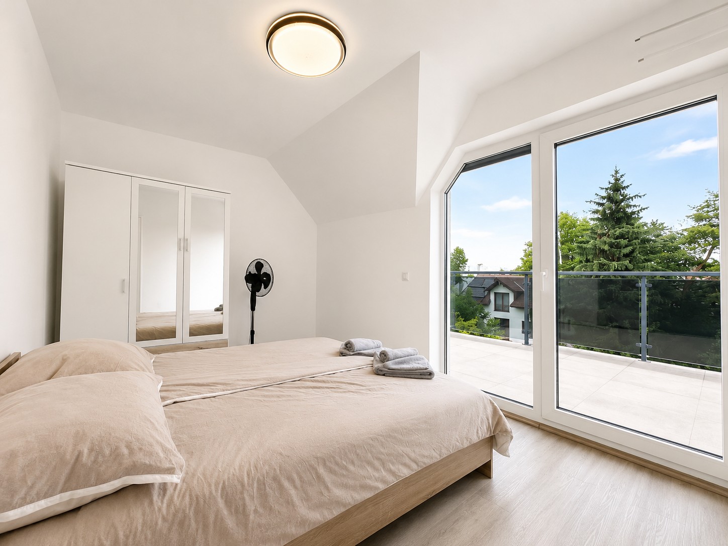 2 Double Beds + 1 Sofa Bed + 1 Single Bed – image 14