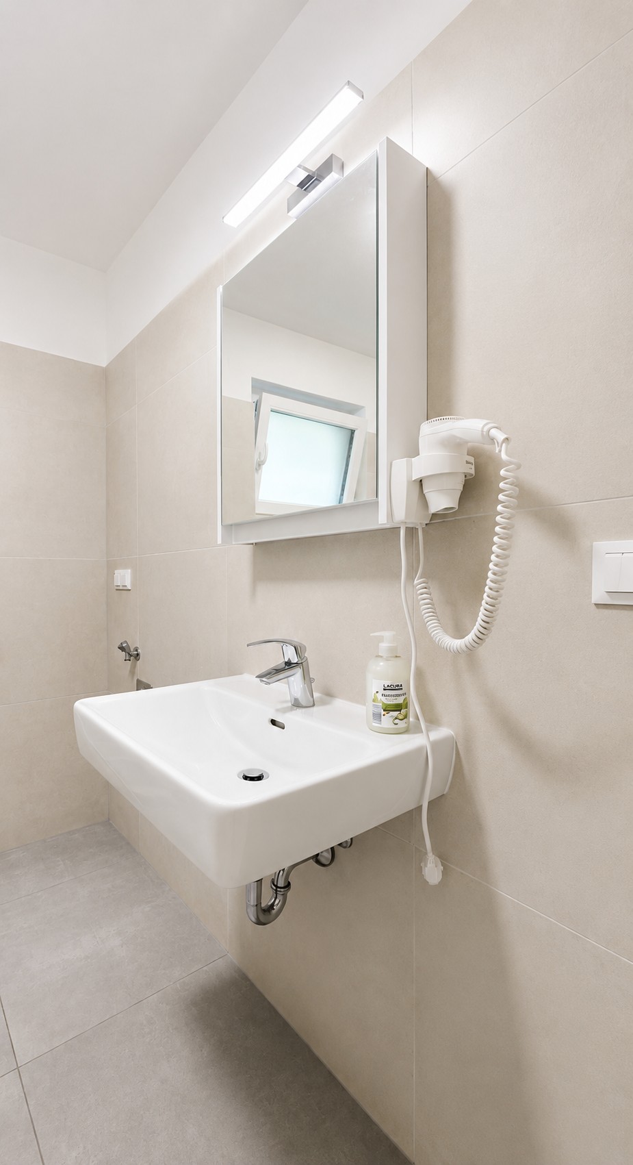 2 Double Beds + 1 Sofa Bed + 1 Single Bed – image 17