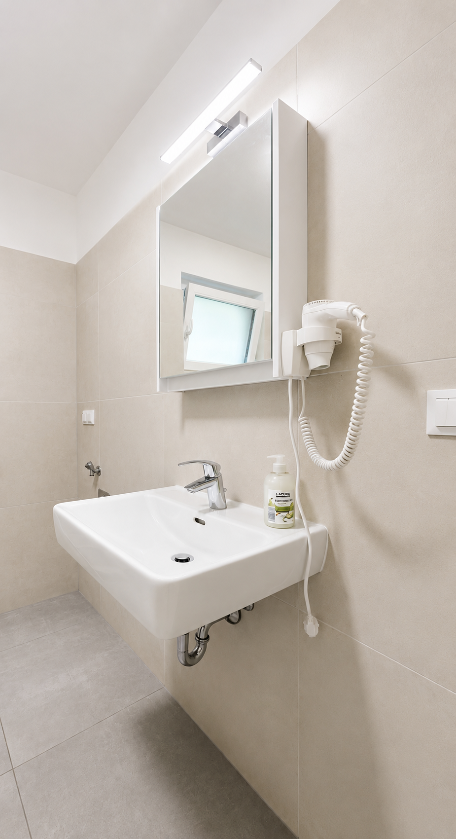 2 Double Beds + 1 Sofa Bed + 1 Single Bed – image 18